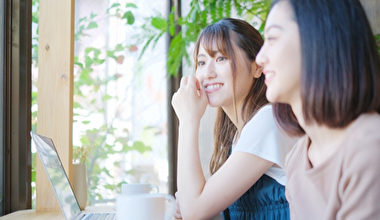 楽しく話す女性たち