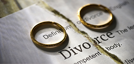 離婚で夫婦の関係が壊れた結婚指輪と離婚届け