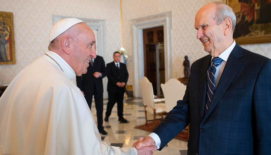 ローマ教皇と挨拶するネルソン大管長