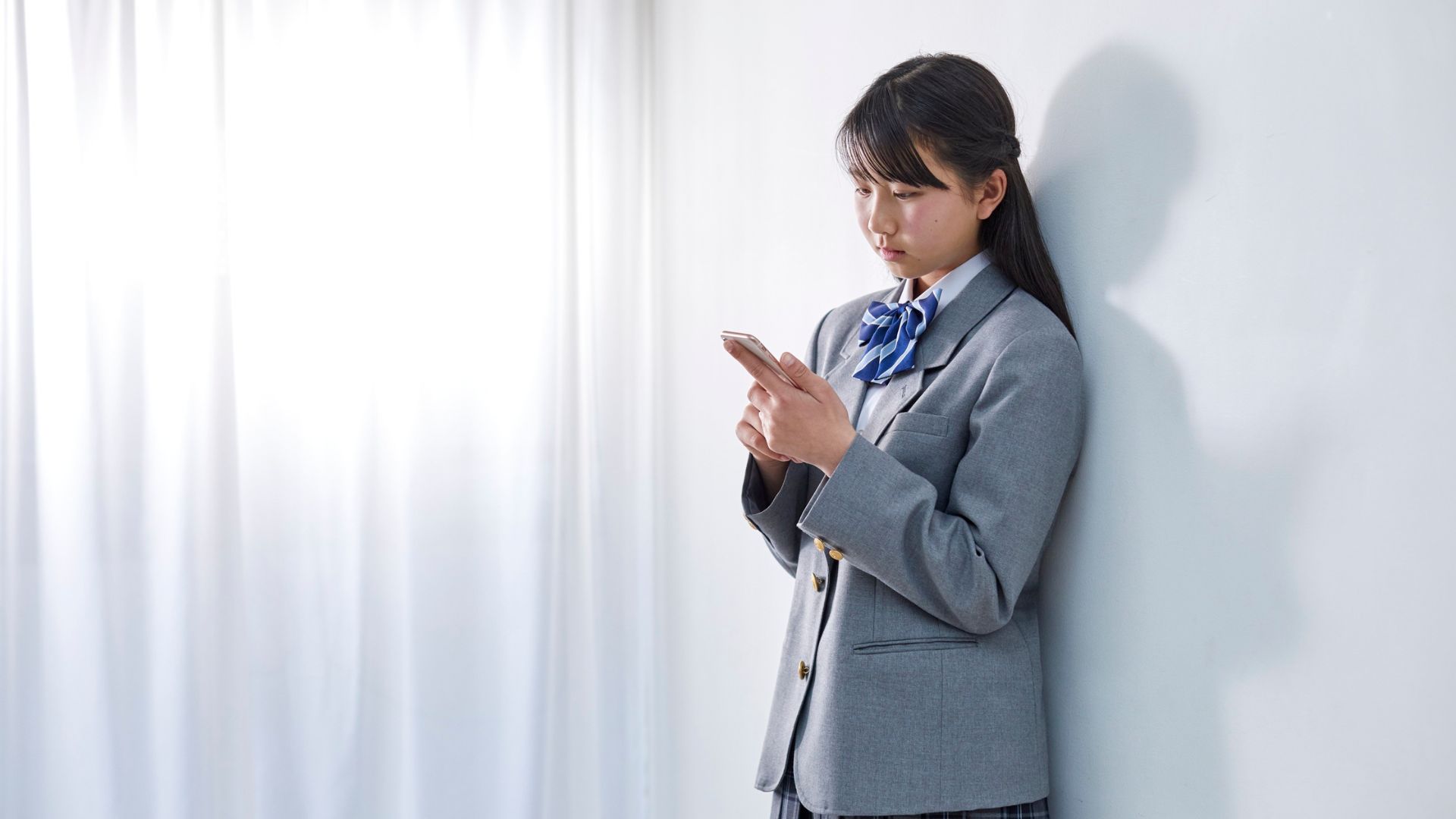 10代の子供に直面するAIの危険で傷つく学生がいる