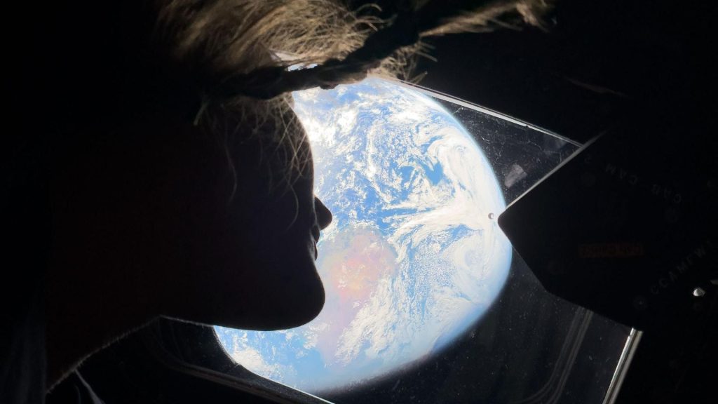 宇宙船オリオンから見上げた地球は美しく輝いている。宇宙は偶然で存在していない。