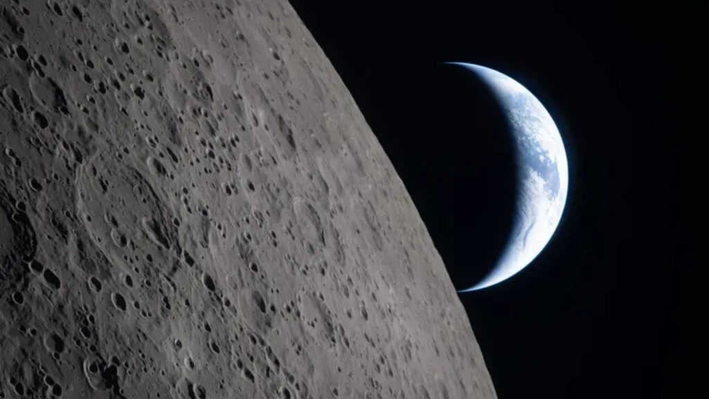 月の裏側近くから見た地球は三日月のような形をし、宇宙に創造主の存在を感じる