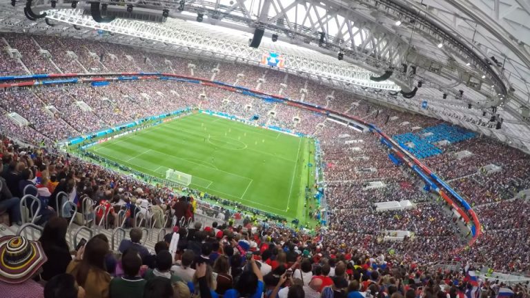 満員のスタジアムでサッカーを楽しむ観客