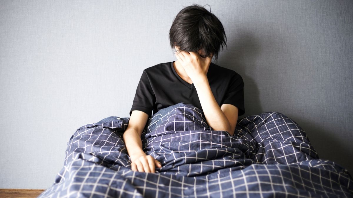人に気軽に話せないことにベッドで悩む