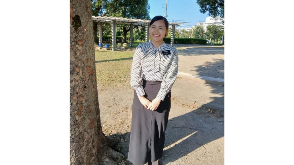 公園でほほ笑む姉妹宣教師